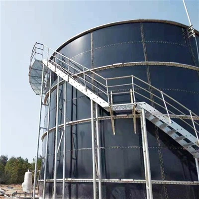 Spremnik za vodu za navodnjavanje pričvršćen vijcima